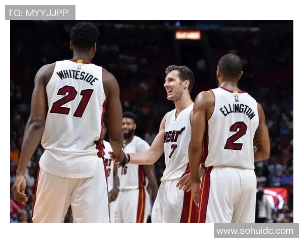 热火与尼克斯激烈对抗场面升级球员冲突引发全场骚动